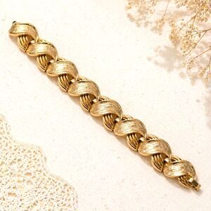 Vintage Lisner Gold Tone Specialty Chunky Link Bracelet